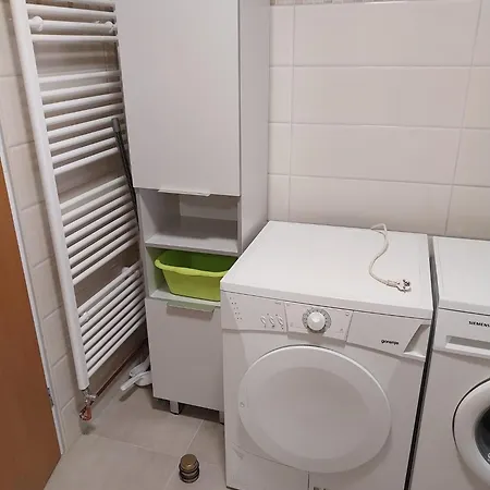 Udoben, Razkosen, Soncen Apartma, 5 Min Do Avtoceste شقة