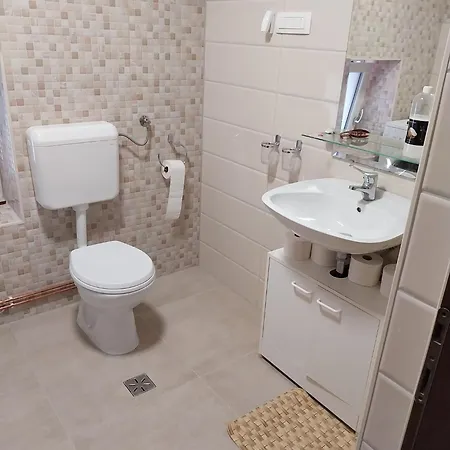 Udoben, Razkosen, Soncen Apartma, 5 Min Do Avtoceste شقة